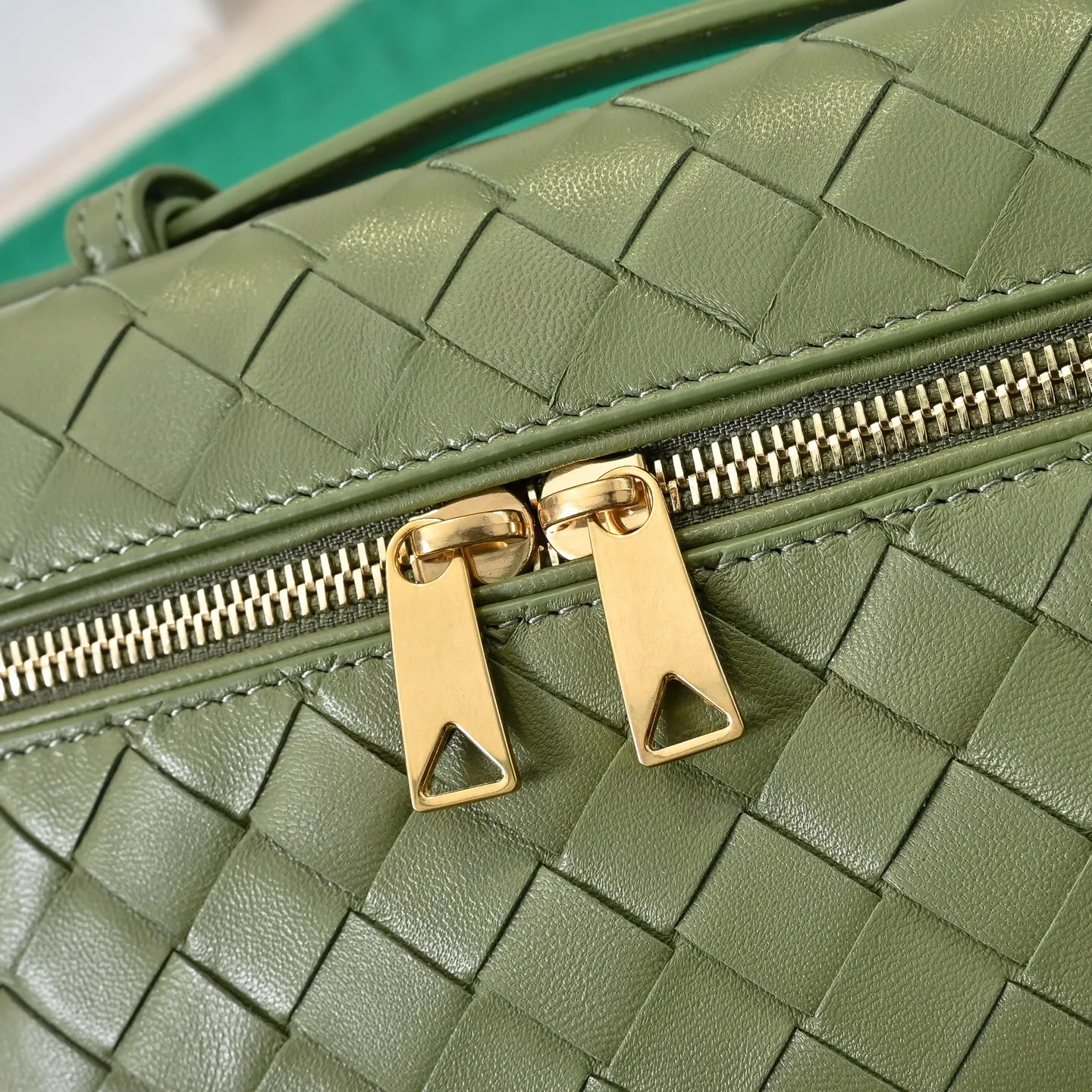 Batch 1360 Bottega Veneta 24 spring and summer woven zipper crossbody bag. A crossbody bag that can be used as a cosmetic bag. The exquisite weaving and compact body are an indispensable accessory for the upcoming summer. The double zipper also better protects the bag. It has a large capacity. If you like it, don’t miss it. Style number: 9109 Size: 22*12.5*5cm